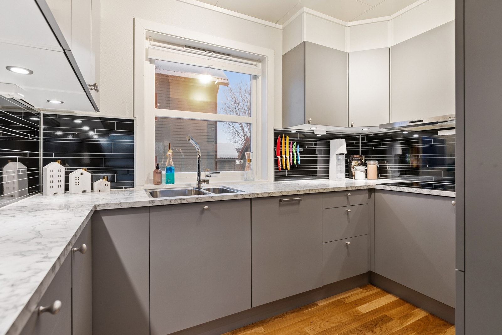 Alltid koselig og ikke minst praktisk med vindu på kjøkkenet. Galleribilde