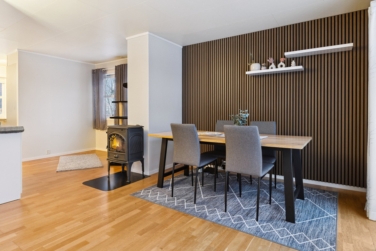 Kort vei fra spisestuen til kjøkkenet. Galleribilde