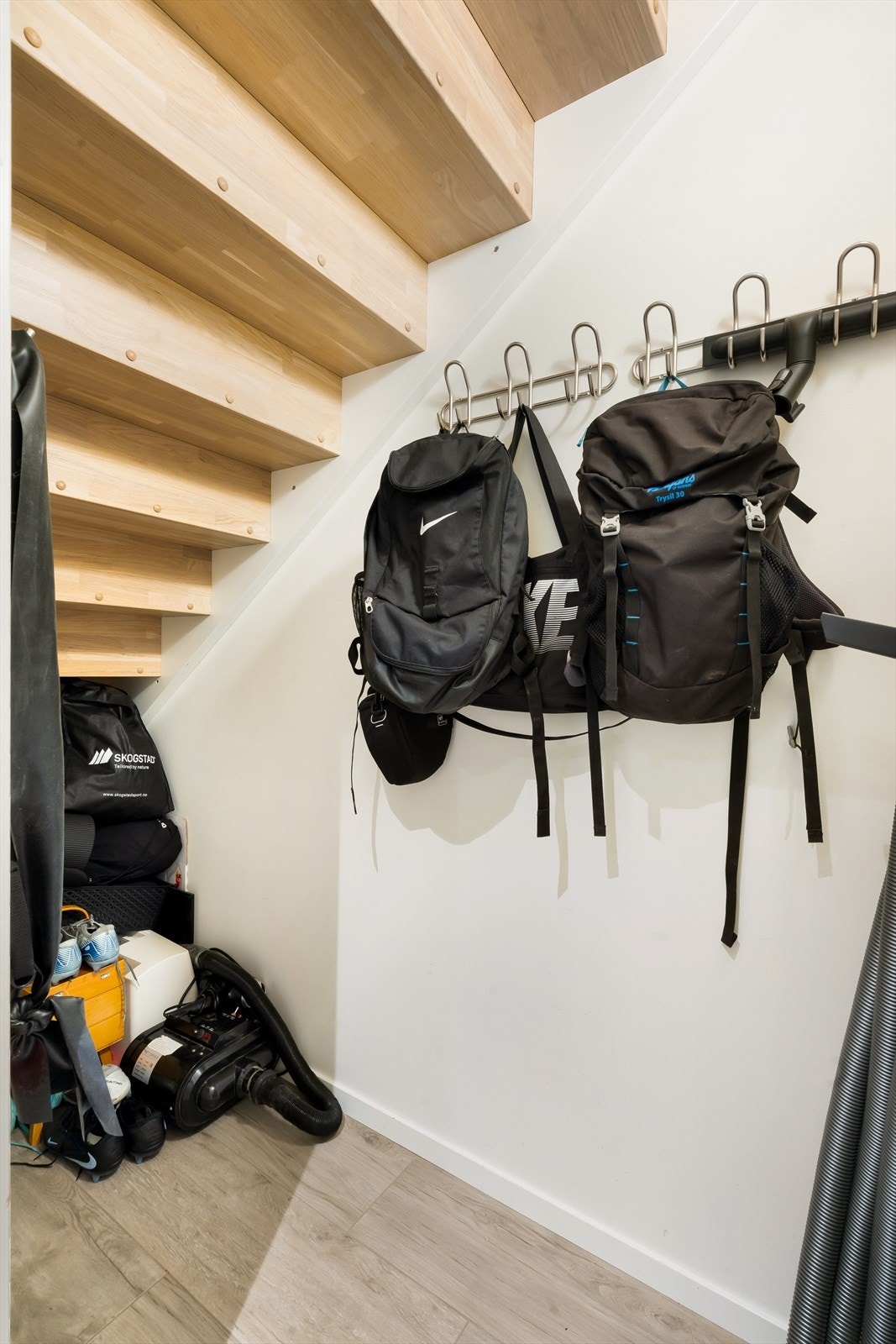 Ekstra lagringsplass finnes i kottet under trappen. Galleribilde