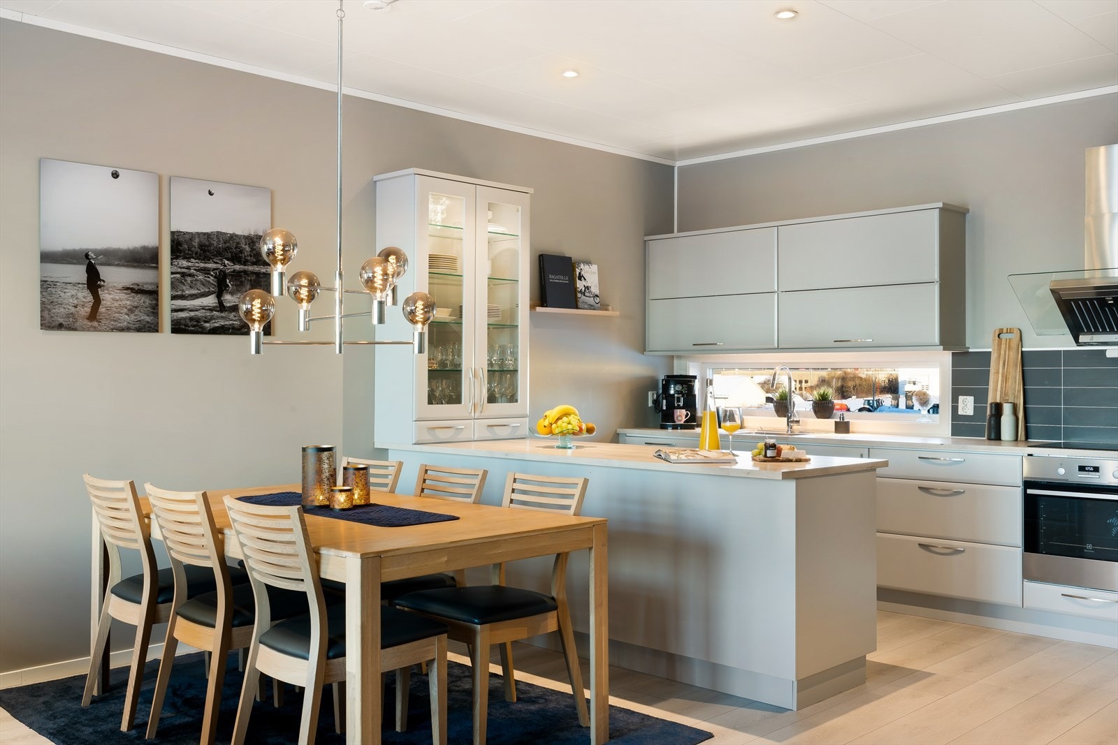 Kjøkkenet har glatte fronter og godt med skap- og benkeplass, i tillegg til en funksjonell kjøkkenøy. Galleribilde