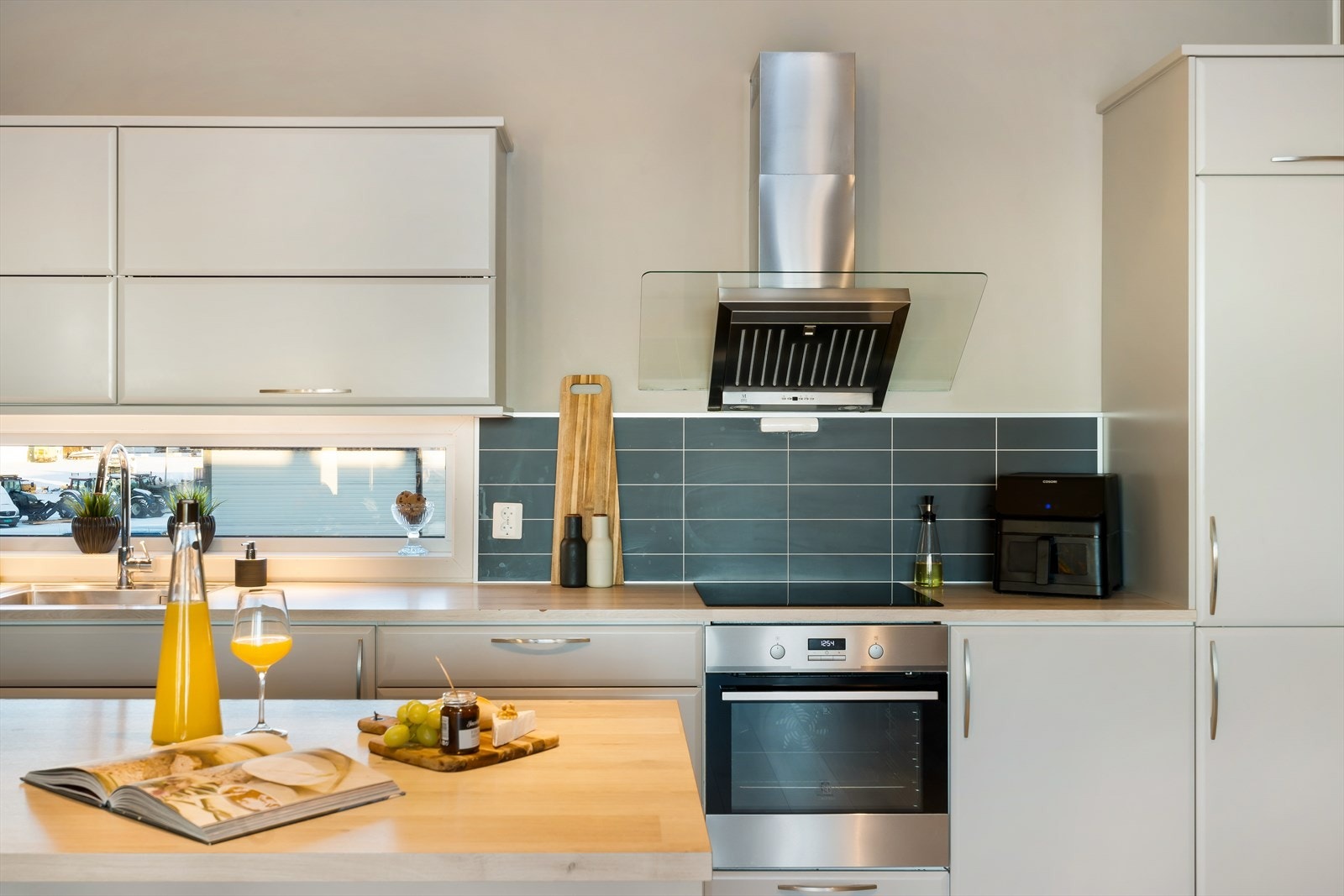 Laminert benkeplate med vask og vindu som gir fint lysinnslipp. Galleribilde