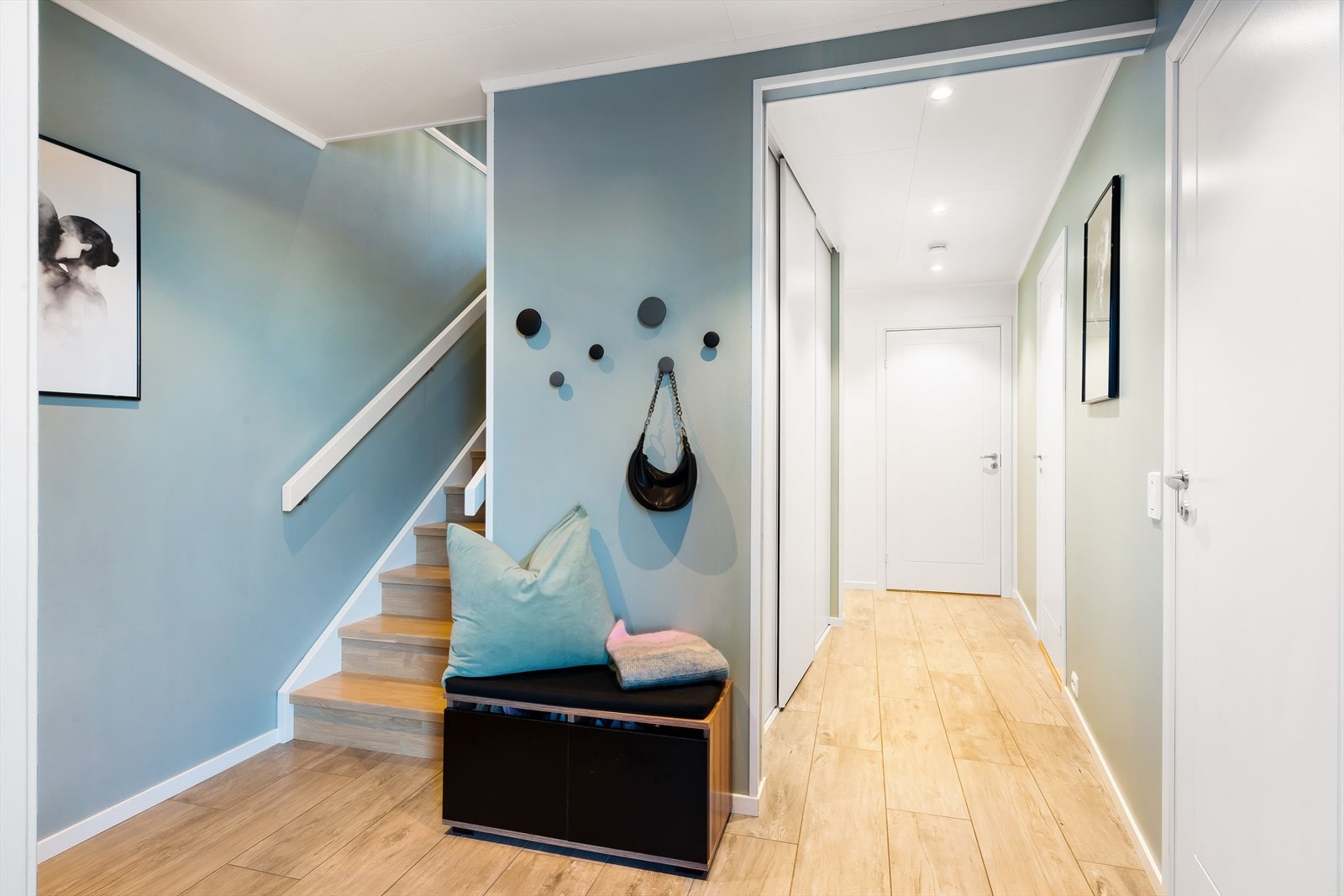 Her møtes du av trappen som fører opp til hovedetasjen, samt inngang til tre soverom, bad/vaskerom og et praktisk kott under trappen. Galleribilde