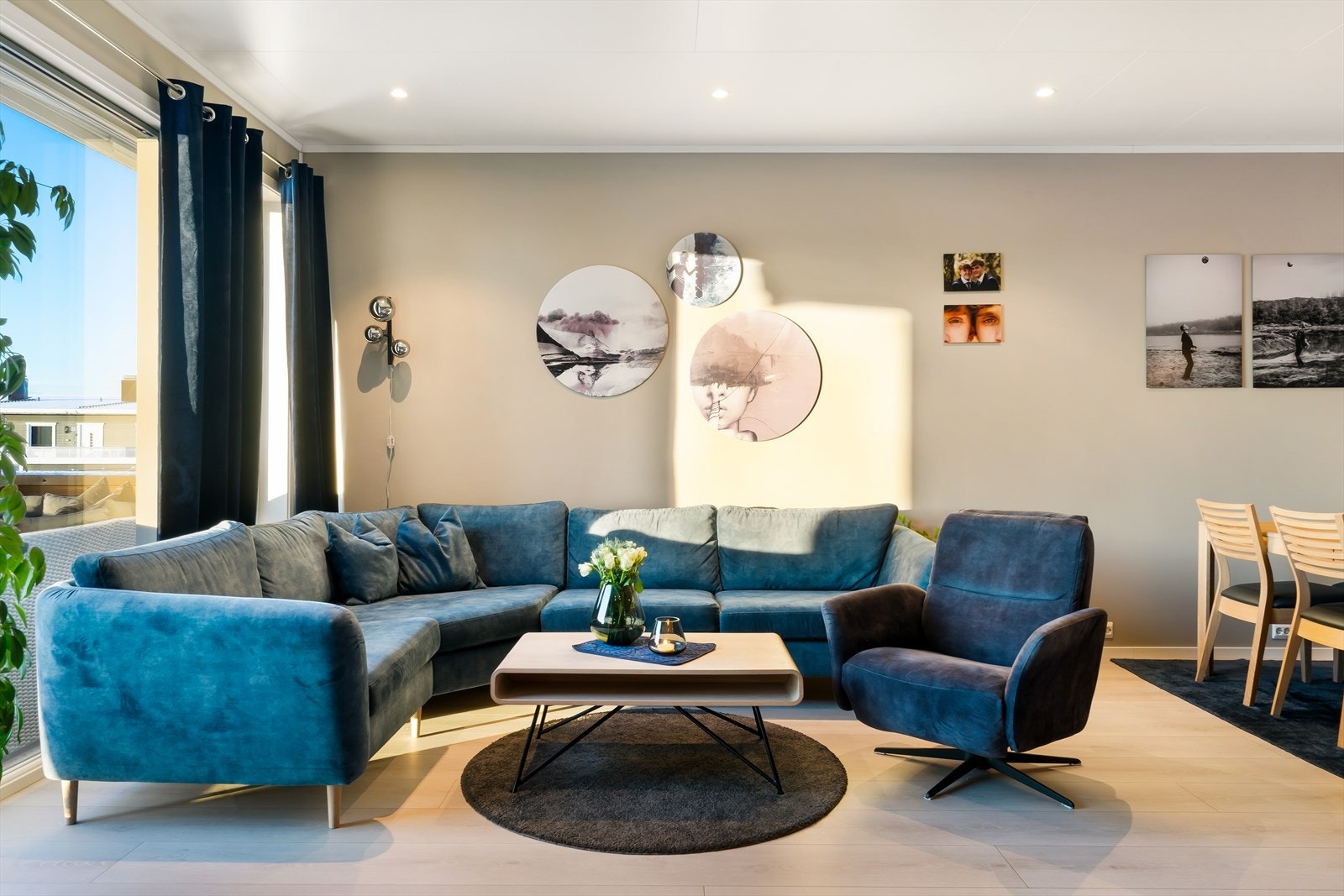 Fra stuen er det utgang til en sørøstvendt veranda på ca. 13 m². Galleribilde