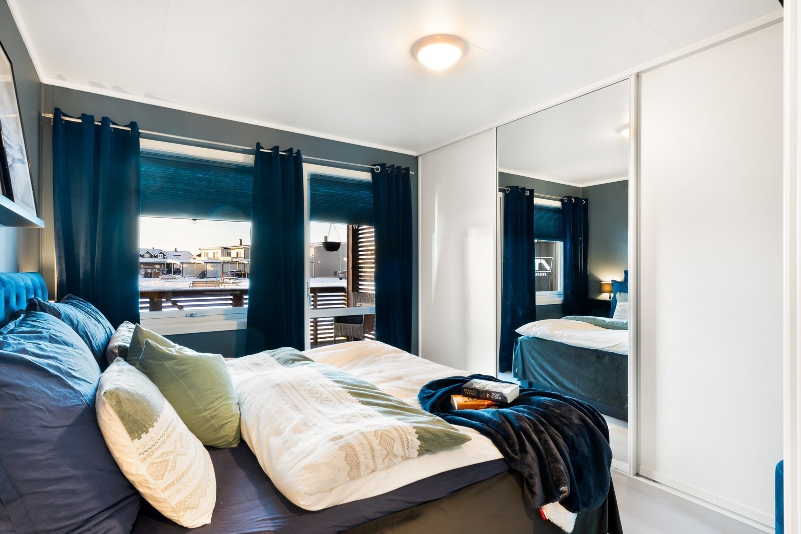 Fra hovedsoverommet er det utgang til en overbygd veranda på ca. 18 m². Galleribilde