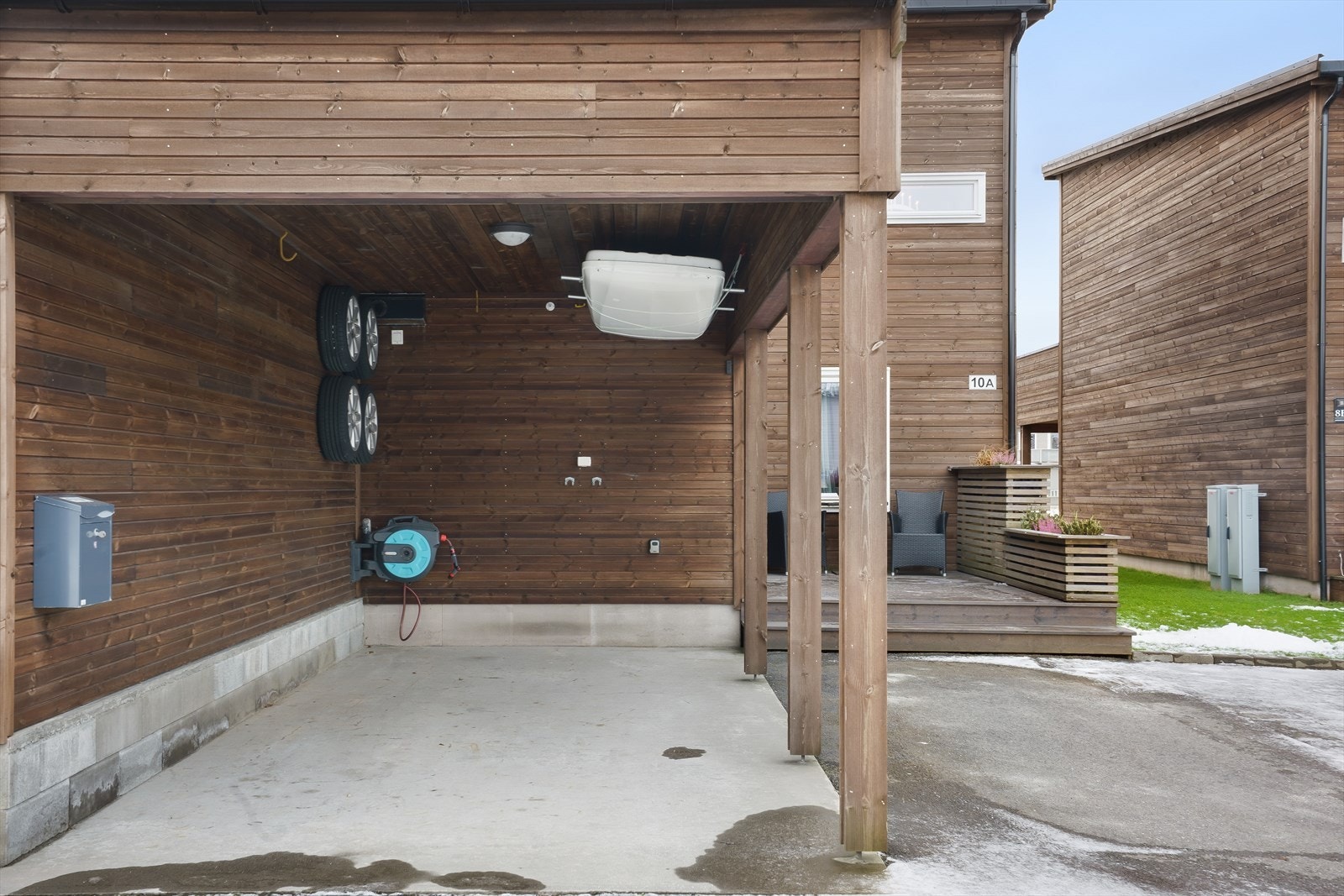 Området foran carport og inngangsparti er asfaltert, noe som gir enkel adkomst året rundt. Galleribilde