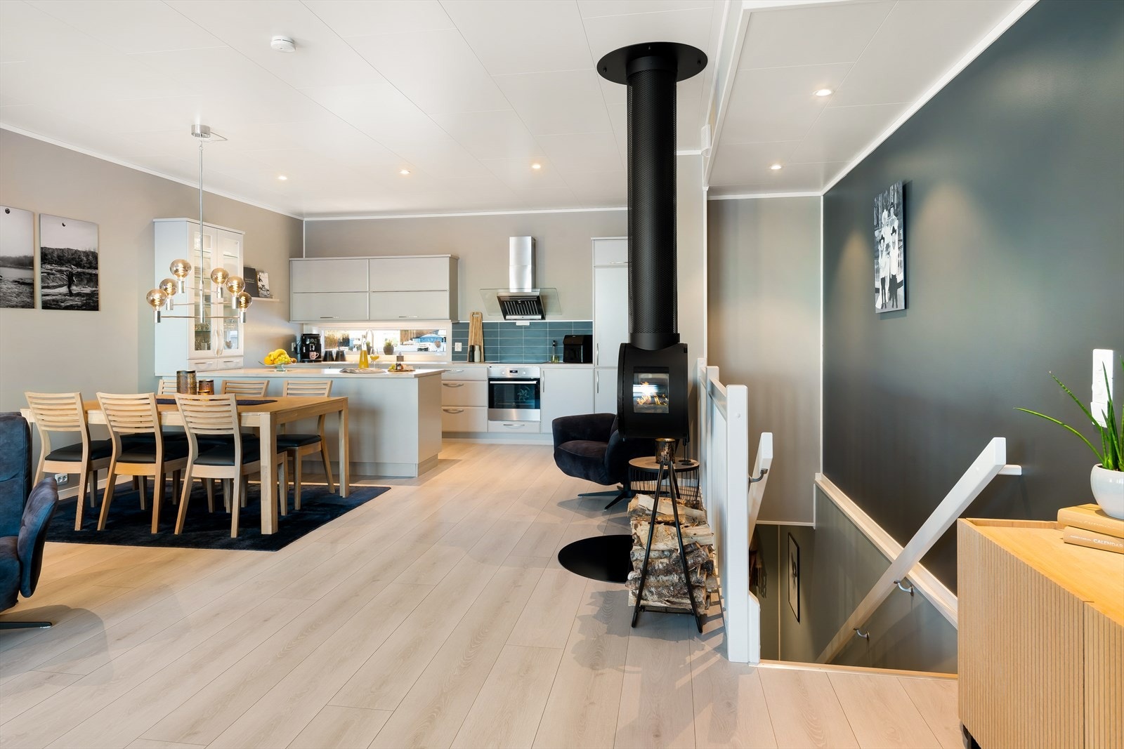 Stuen har åpen løsning mot kjøkkenet. Galleribilde