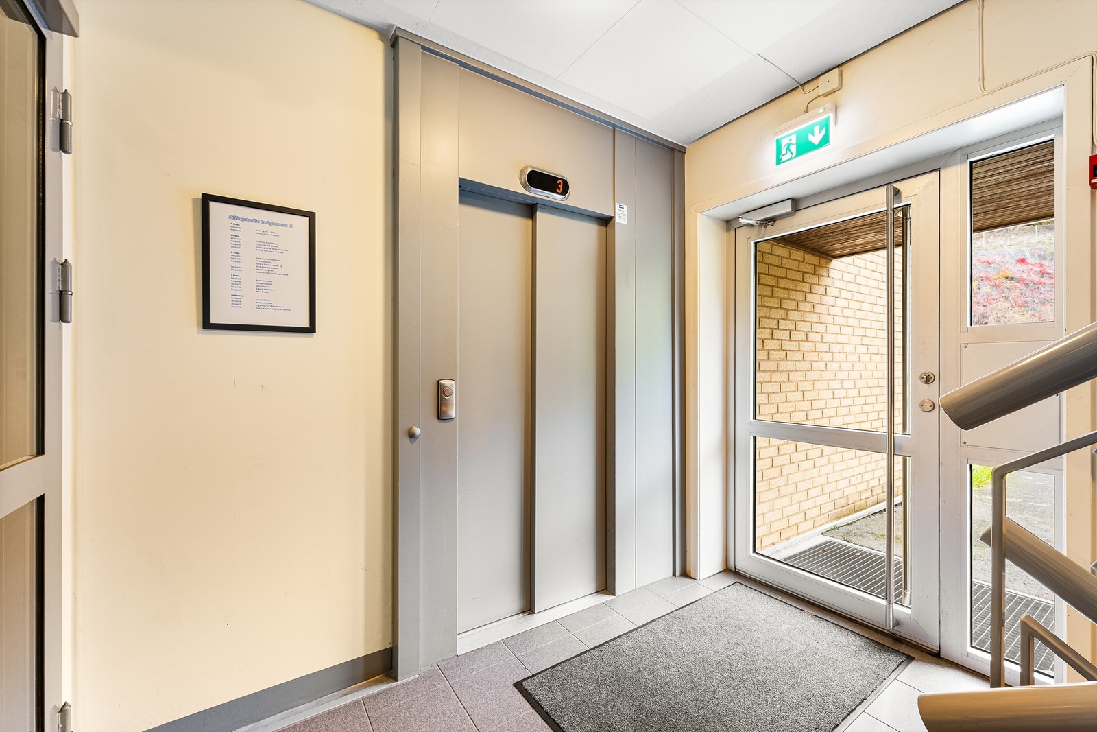 Felles inngangsparti og heis ned til garasjeanlegget. Leiligheten ligger i samme etasje som inngangspartiet Galleribilde