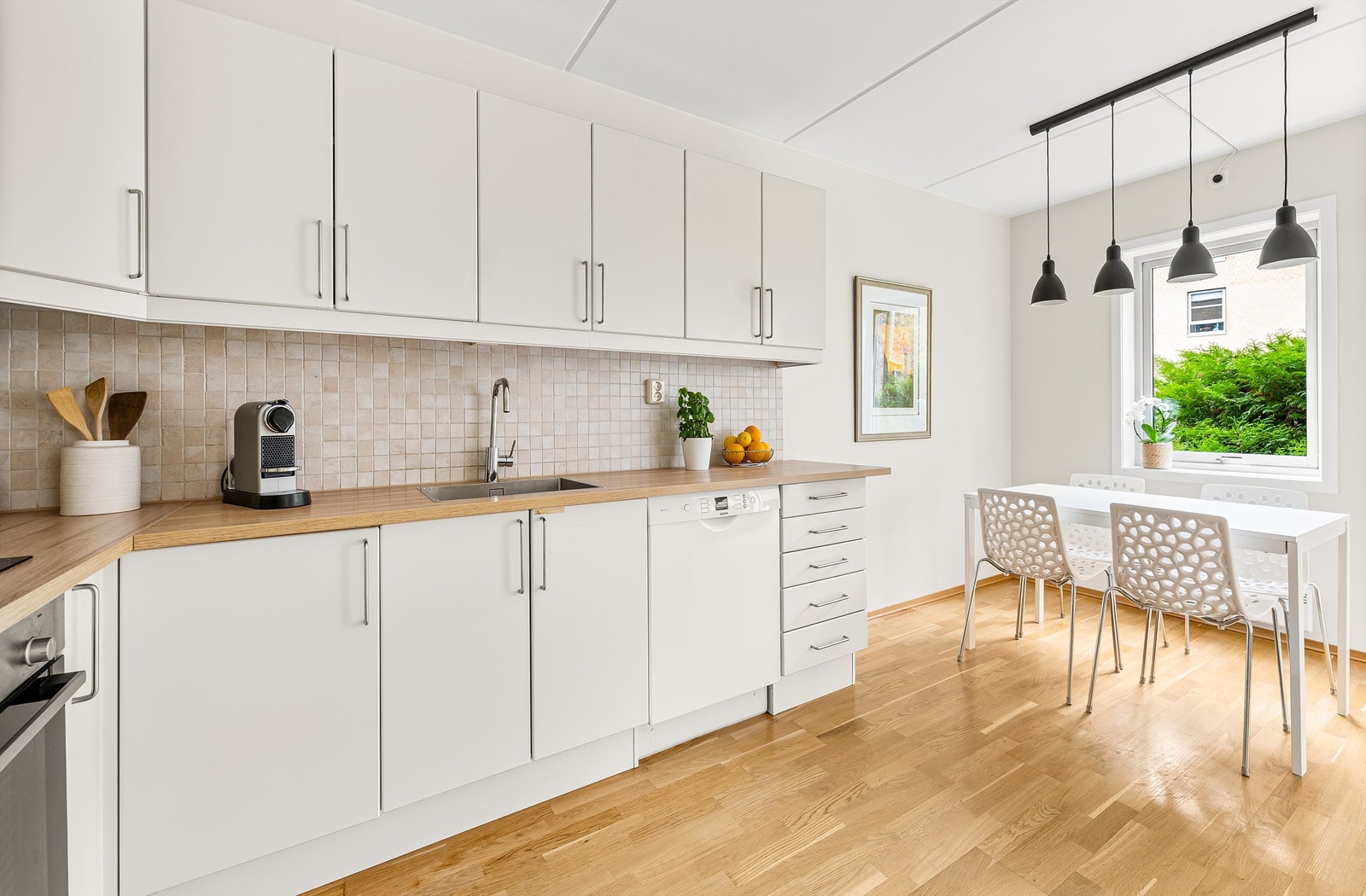 Kjøkken i en delvis åpen løsning til stuen Galleribilde