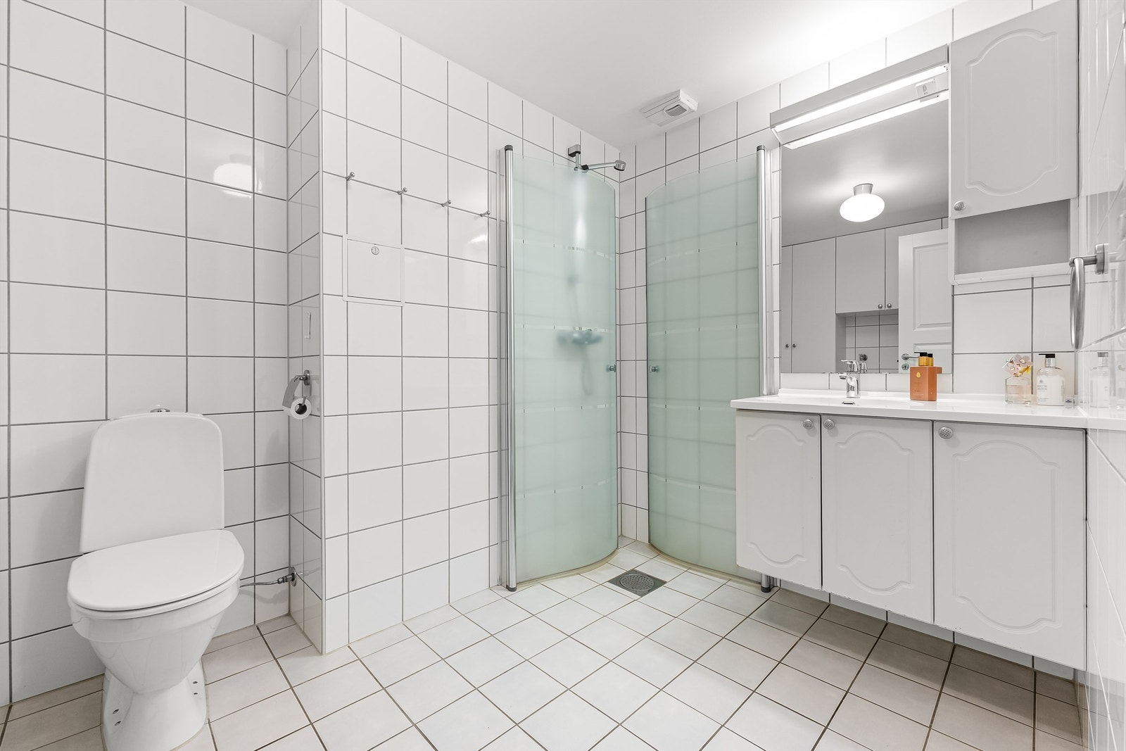 Romslig bad fra byggeår Galleribilde