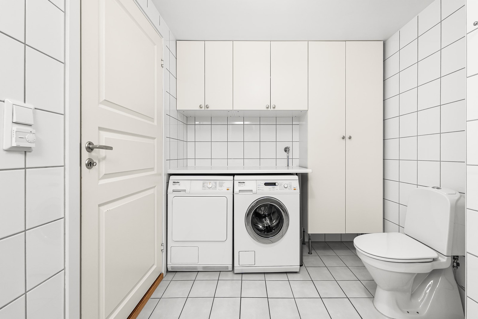 Det er opplegg til vaskemaskin og tørketrommel, og god skap-plass på badet Galleribilde