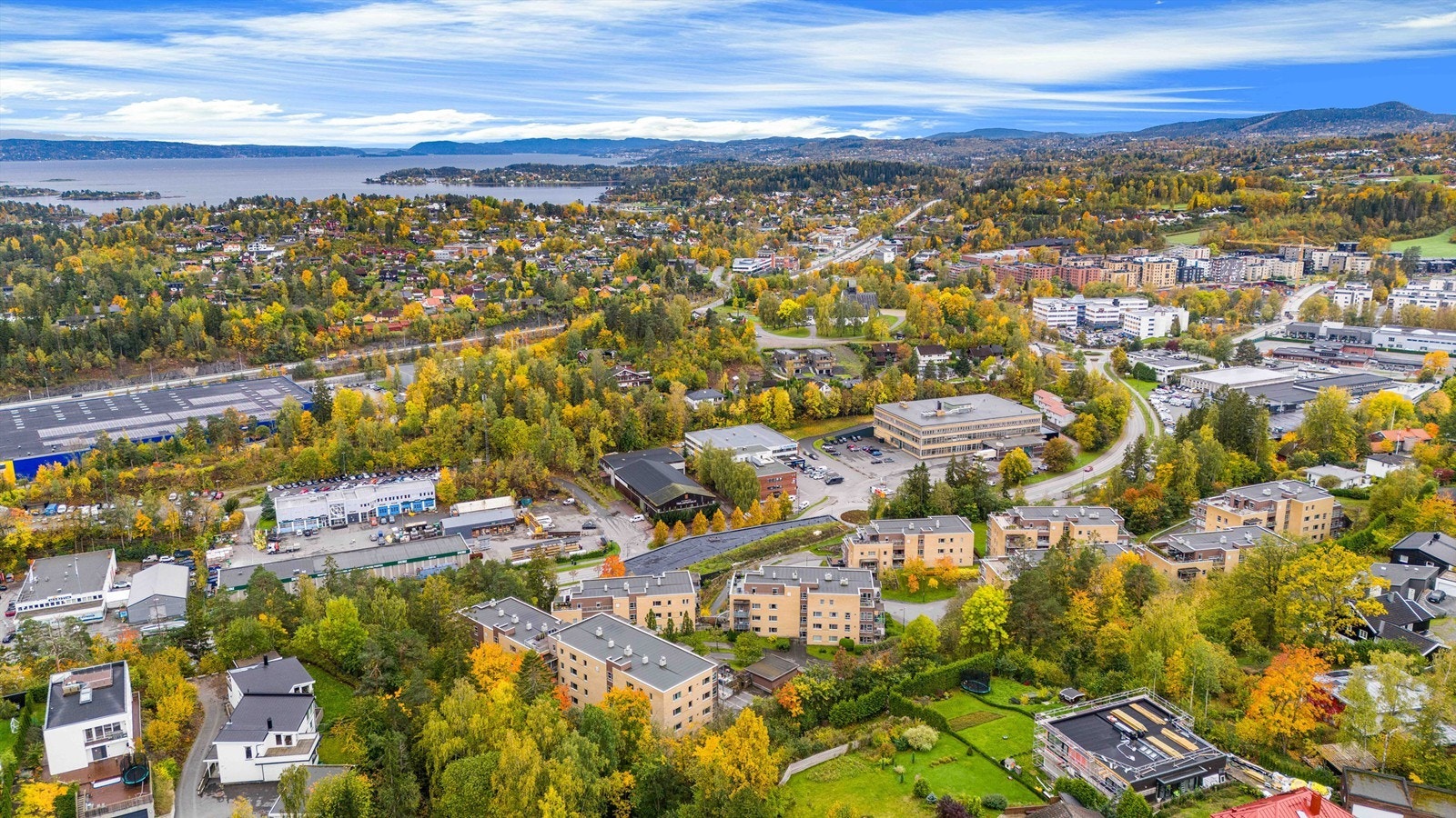 Sameiets ligger i gangavstand til e18 og god offentlig kommunikasjon Galleribilde