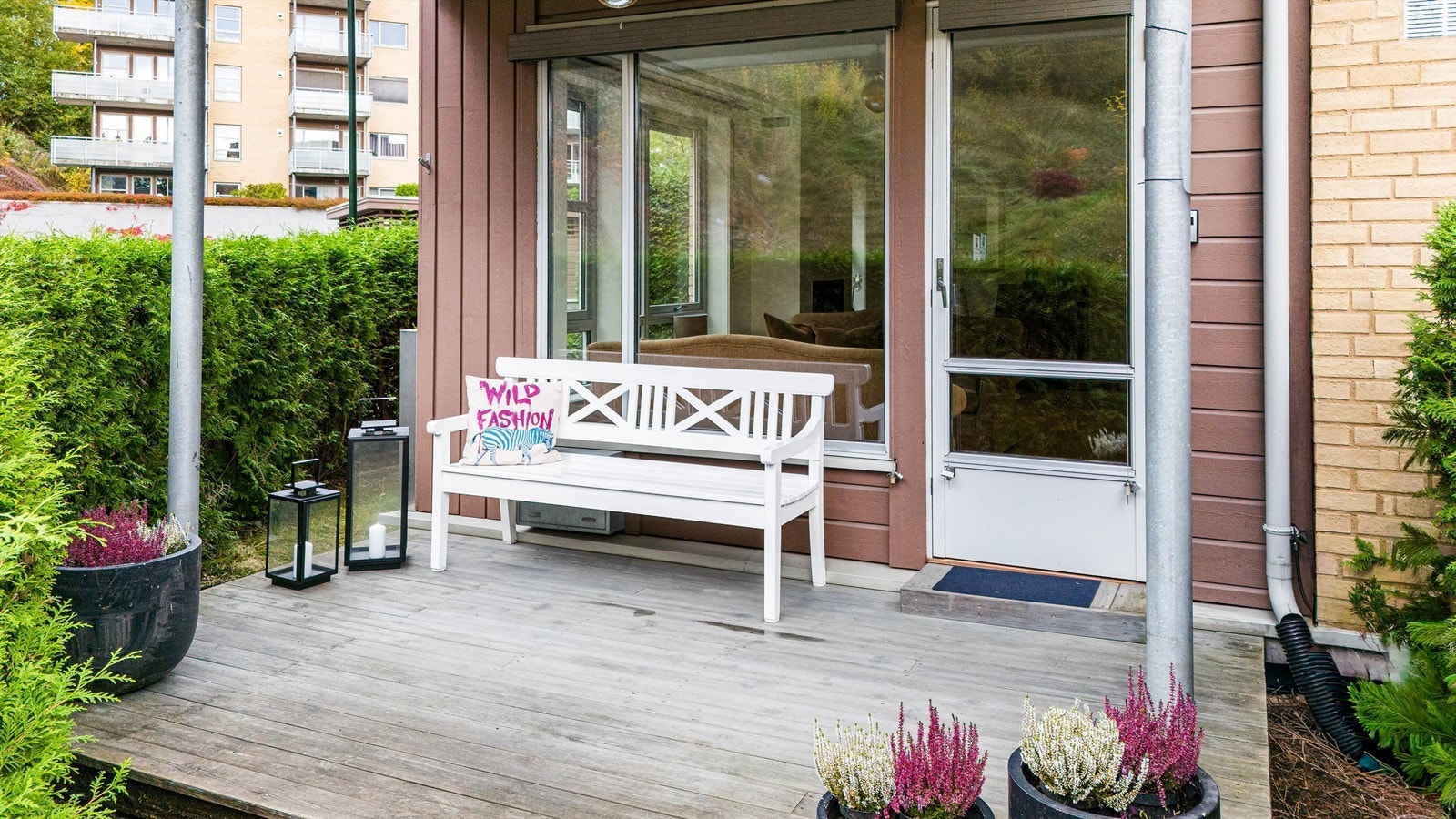 Fra stuen har man utgang til terrasse og sameiets plen Galleribilde