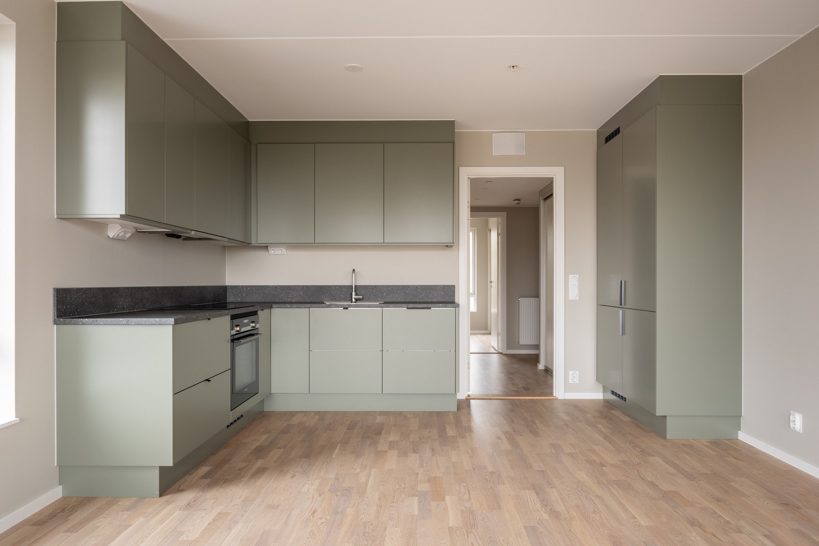 Lekkert kjøkken fra Sigdal med integrerte hvitevarer. Galleribilde