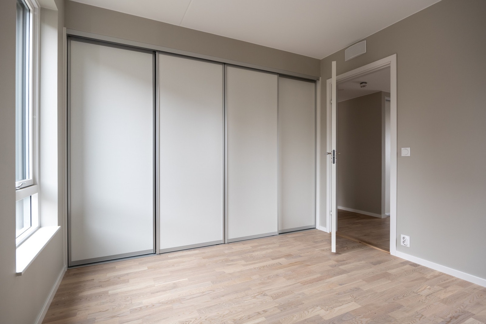 Stor skyvedørsgarderobe er installert og medfølger salget. Galleribilde