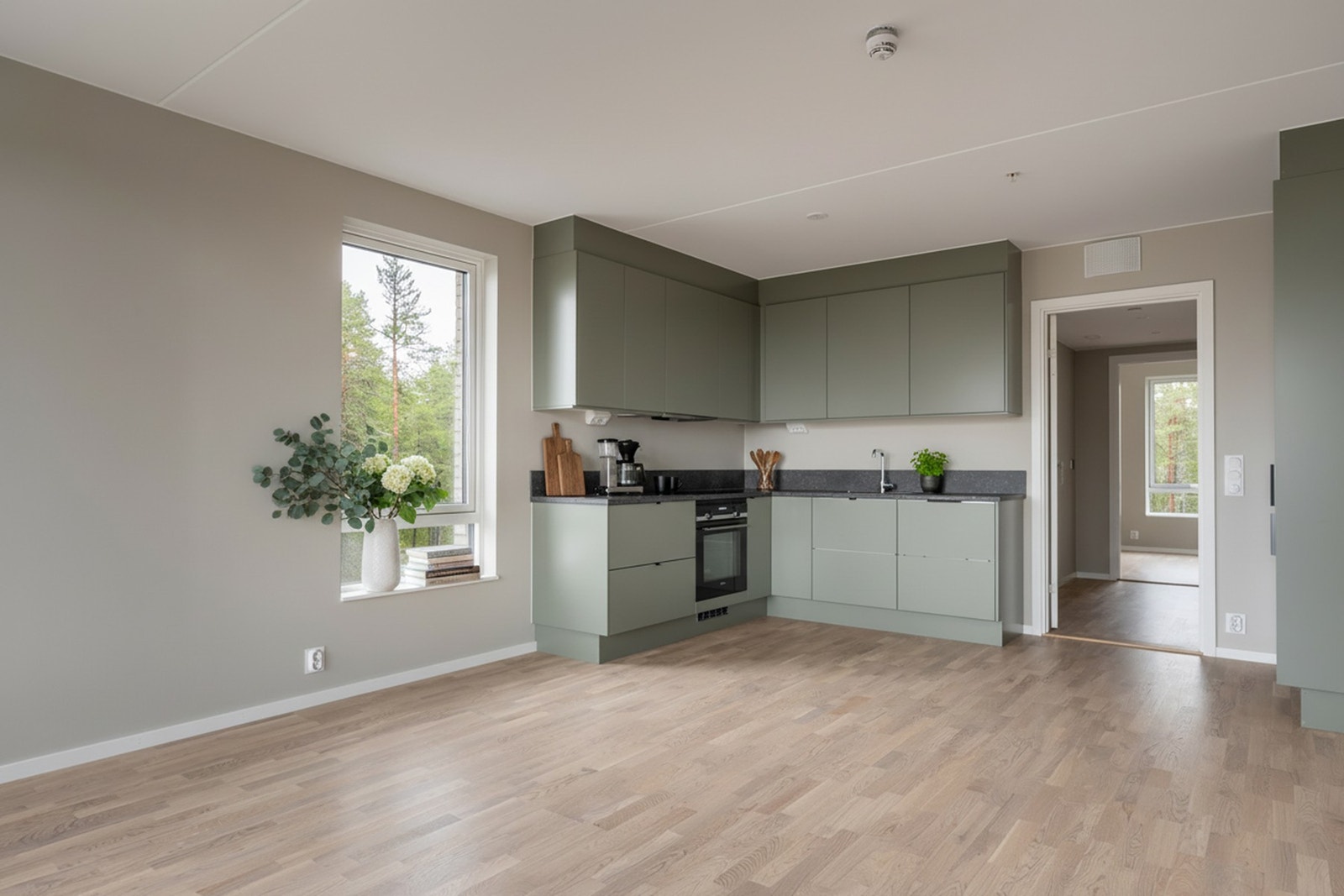 Stuen og kjøkkenet ligger i en sosial åpen løsning. Galleribilde