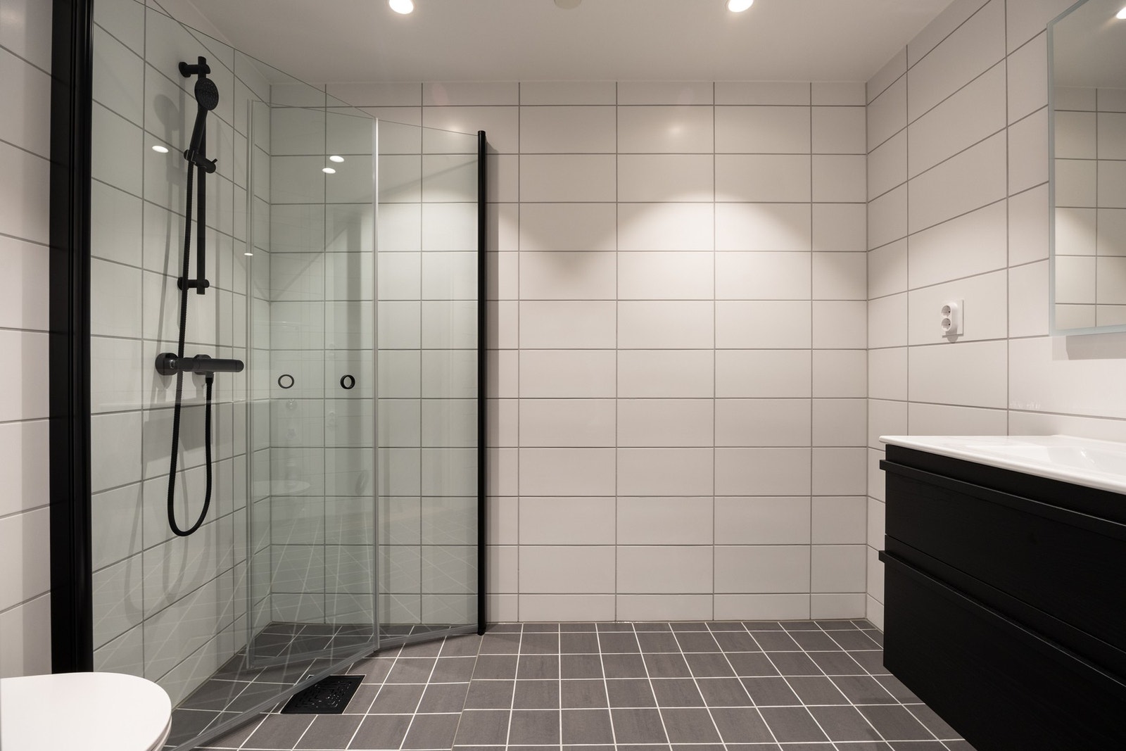 Videre har leiligheten et helfliset bad. Galleribilde