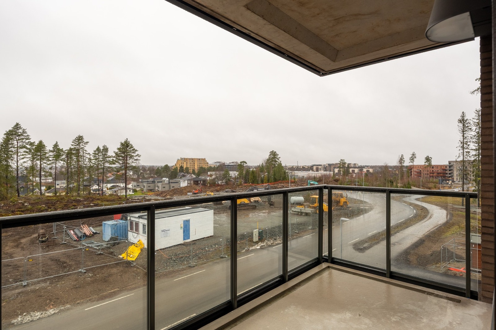 Balkongen er overbyd og har god plass til ønsket utemøblement. Galleribilde