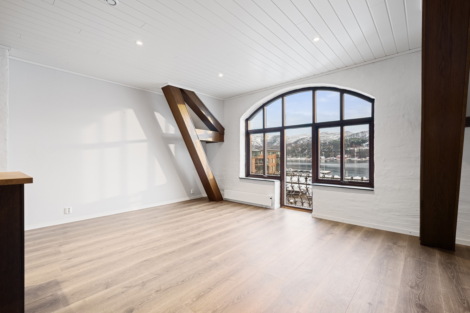 Mellom kjøkkenøy og vindu vil det bli satt inn spisebord Galleribilde