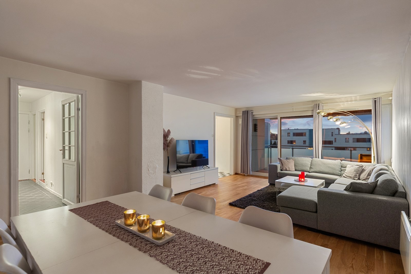 Den romslige stuen gir fleksible møbleringsmuligheter, med naturlig plass til både sofagruppe og spisegruppe. Galleribilde