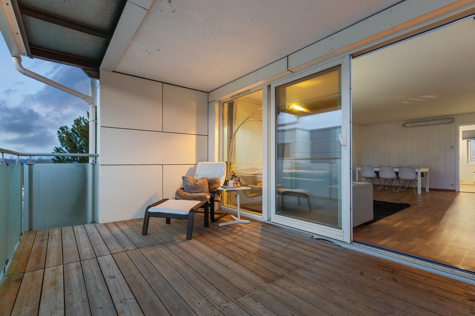 Fra stuen har du direkte utgang til en romslig og vestvendt balkong på hele 11 m². Galleribilde