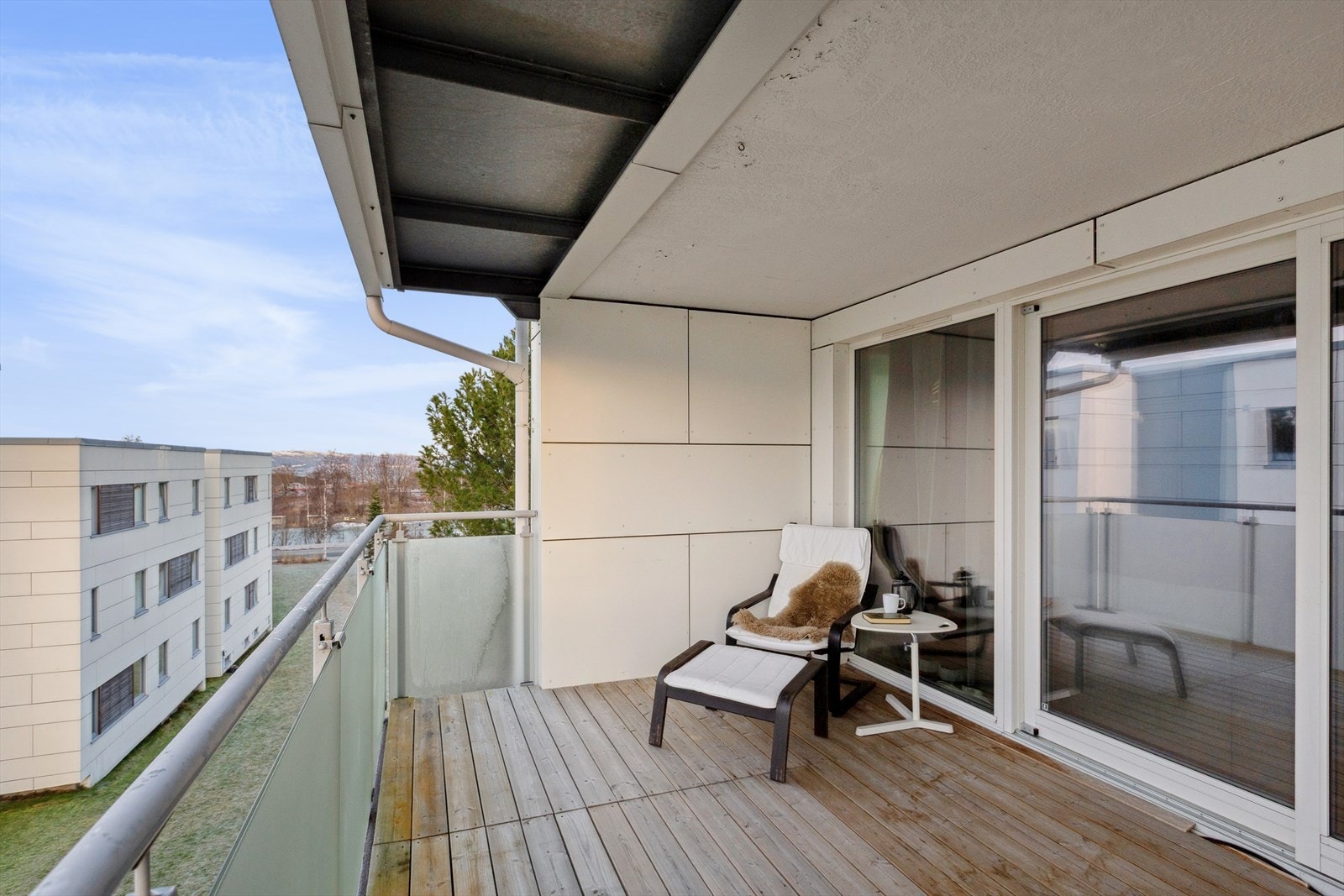 Balkongen størrelse gir rom for både sittegruppe og grill. Galleribilde