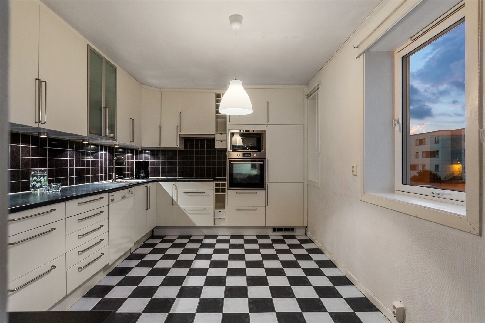 Kjøkkenet er målt til hele 12,5 m² og byr på rikelig med skap- og benkeplass. Galleribilde