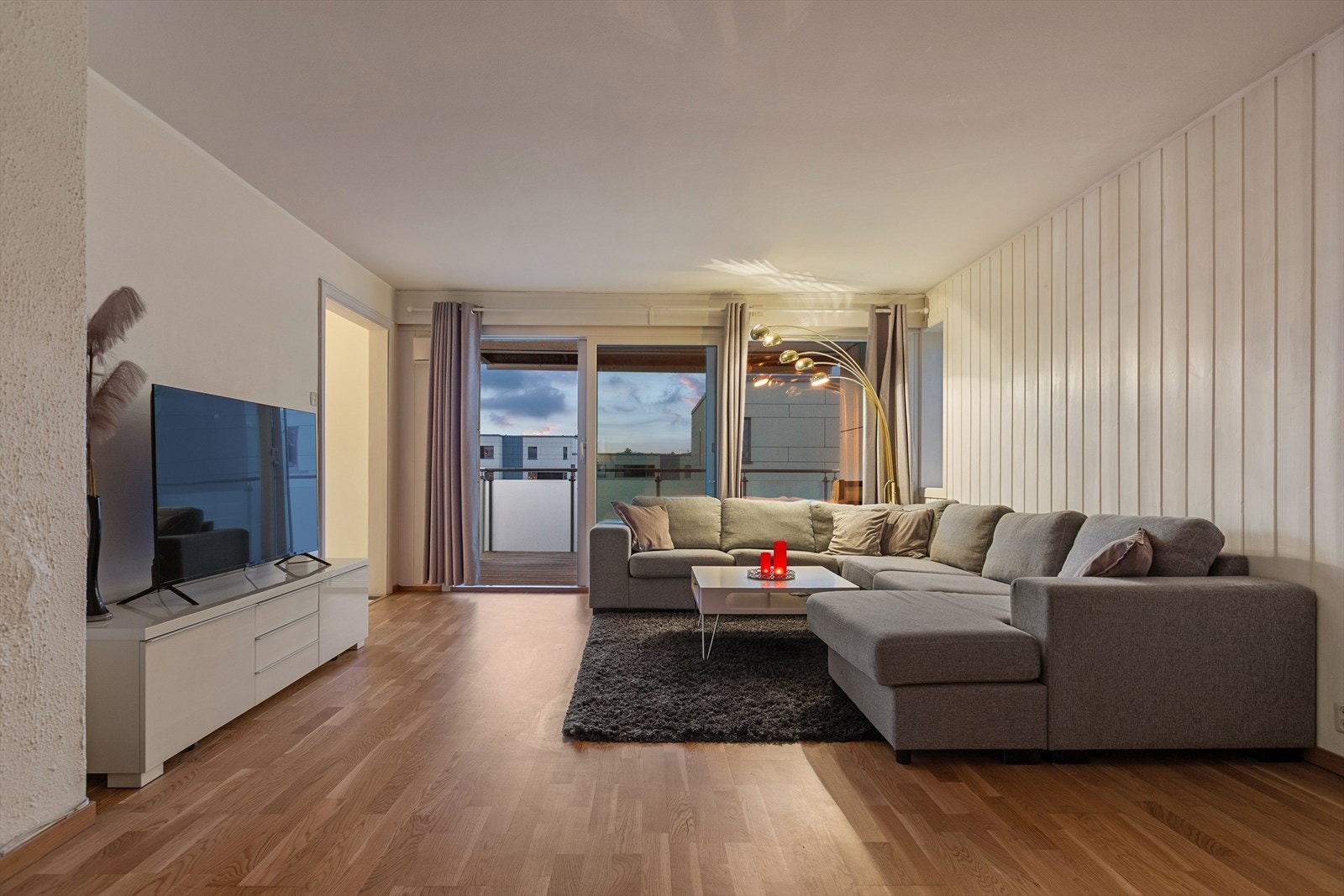 Leiligheten byr på romslige oppholdsrom med stue målt til hele 30 m². Galleribilde