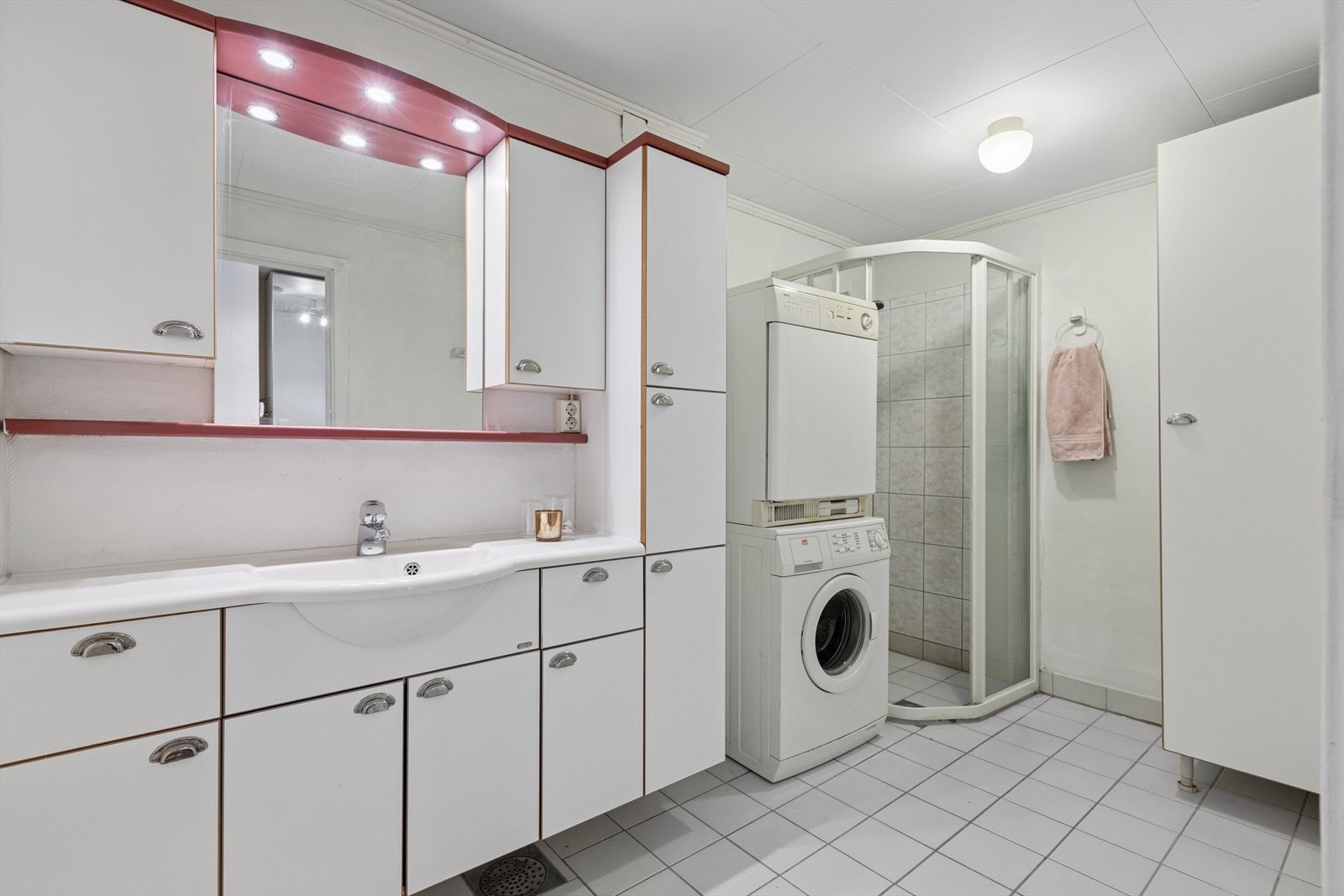 Leiligheten har et romslig bad på 5,5 m² med opplegg for vaskemaskin. Galleribilde