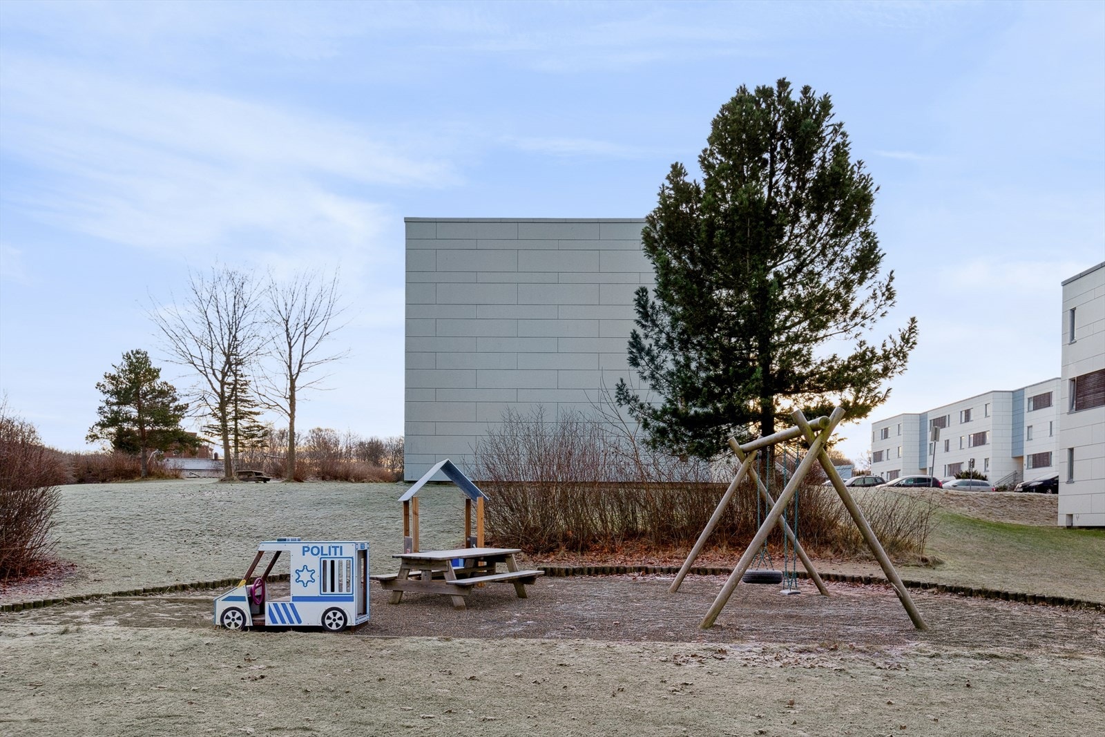 Eiendommen ligger i et svært ettertraktet og rolig område, omgitt av flotte grøntarealer og flere lekeplasser. Området preges av et trivelig nabolag og gode oppvekstvilkår, noe som gjør det særlig attraktivt for både familier og par. Galleribilde