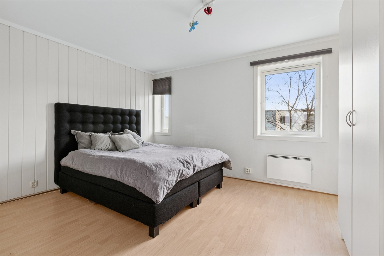 Hovedsoverommet er målt til 14 m² og har god plass til dobbeltseng, garderobeskap, og skrivebord. Galleribilde