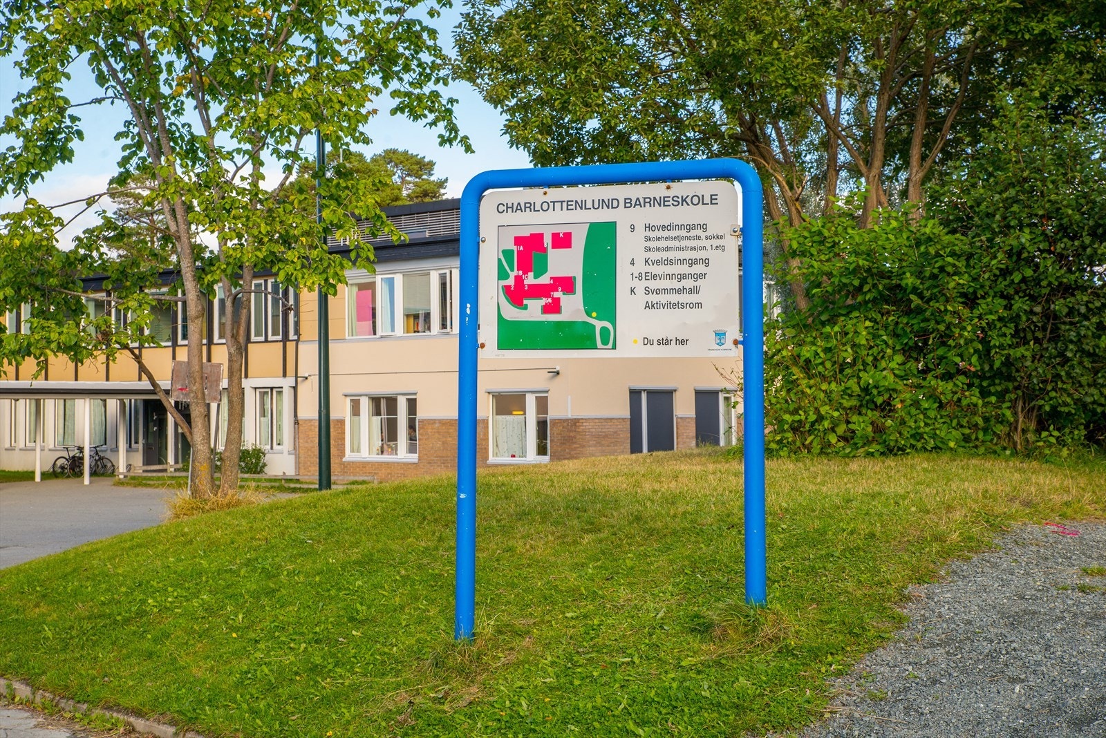 Boligen sokner til Charlottenlund skolekrets. Charlottenlund barneskole ligger kun 6 minutter unna til fots. Galleribilde