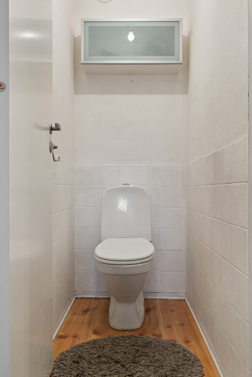 Vegg i vegg med badet har du separat WC. Galleribilde