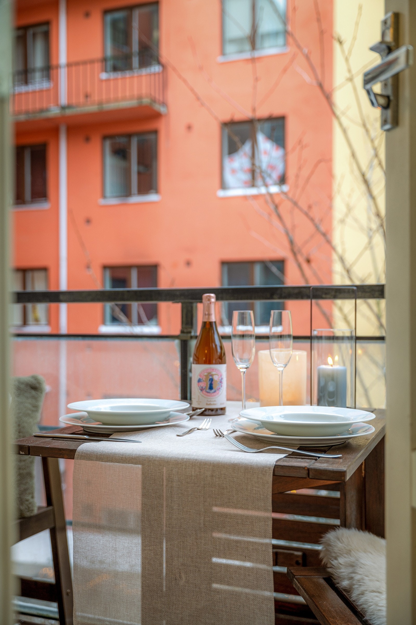 Fra det ene soverommet er det utgang til en fin balkong på 4 kvm. Galleribilde