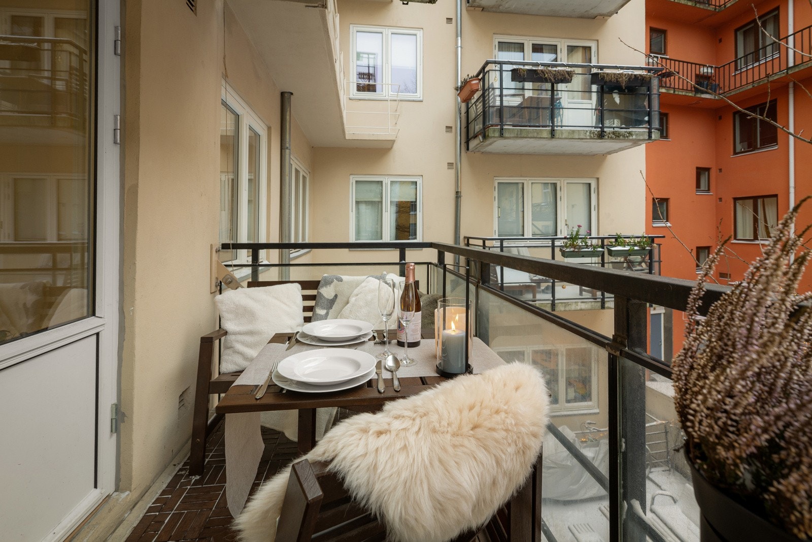 Det er plass til utemøblement og beplantning. Galleribilde