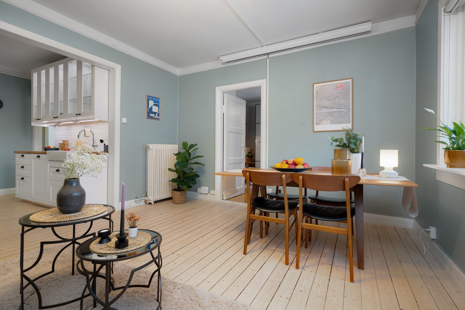 Stuen har gode møbleringsmuligheter med plass til sofaseksjon med tilhørende møblement, samt spisebord for hyggelige sammenkomster. Galleribilde