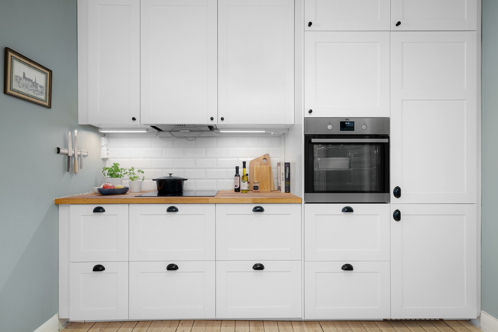 Det er godt med skap- og benkeplass på kjøkkenet for oppbevaring og matlaging. Galleribilde