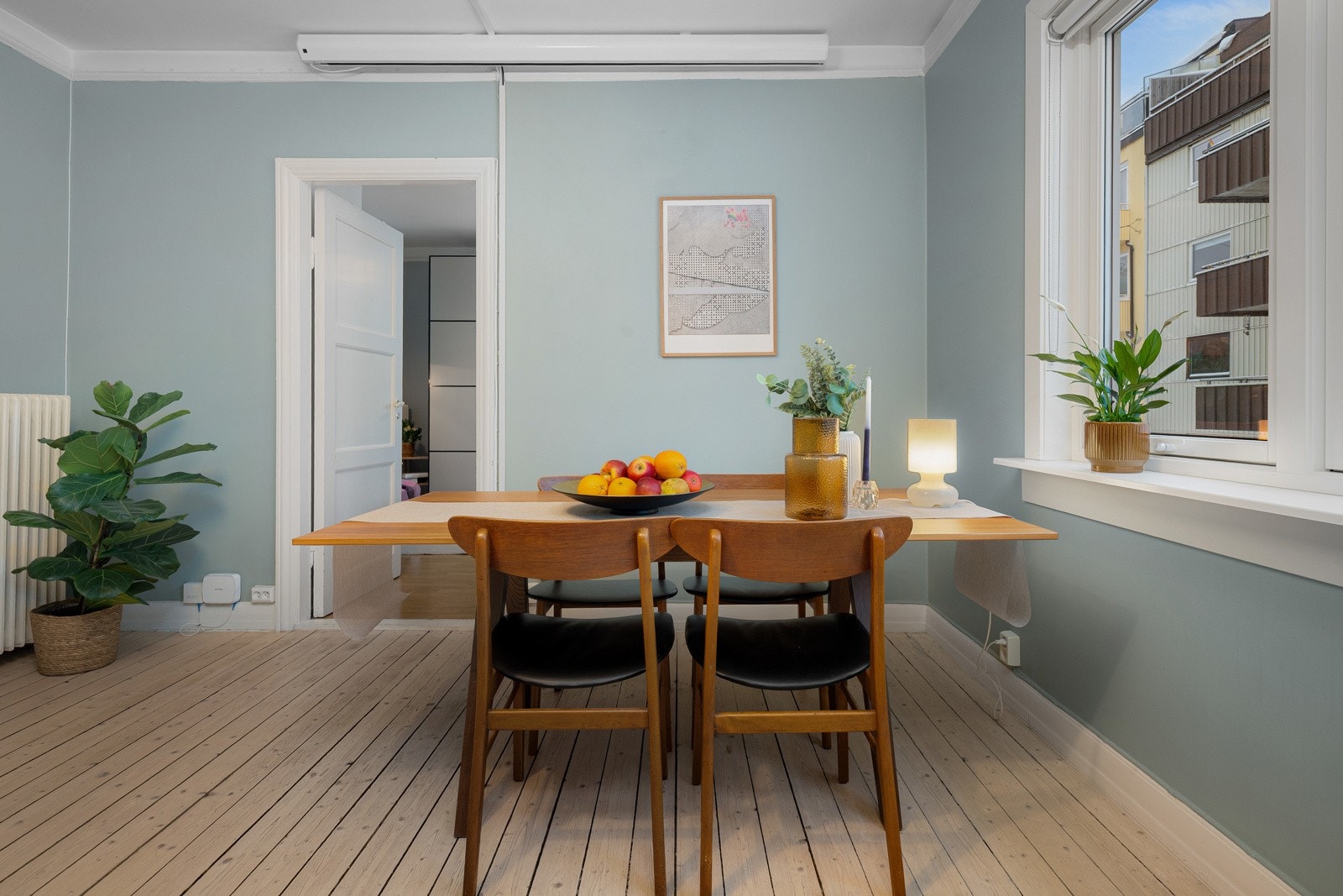 Leiligheten er vel gjennomført med lyse overflater. Flere av rommene har sjarmerende originalt tregulv. Galleribilde