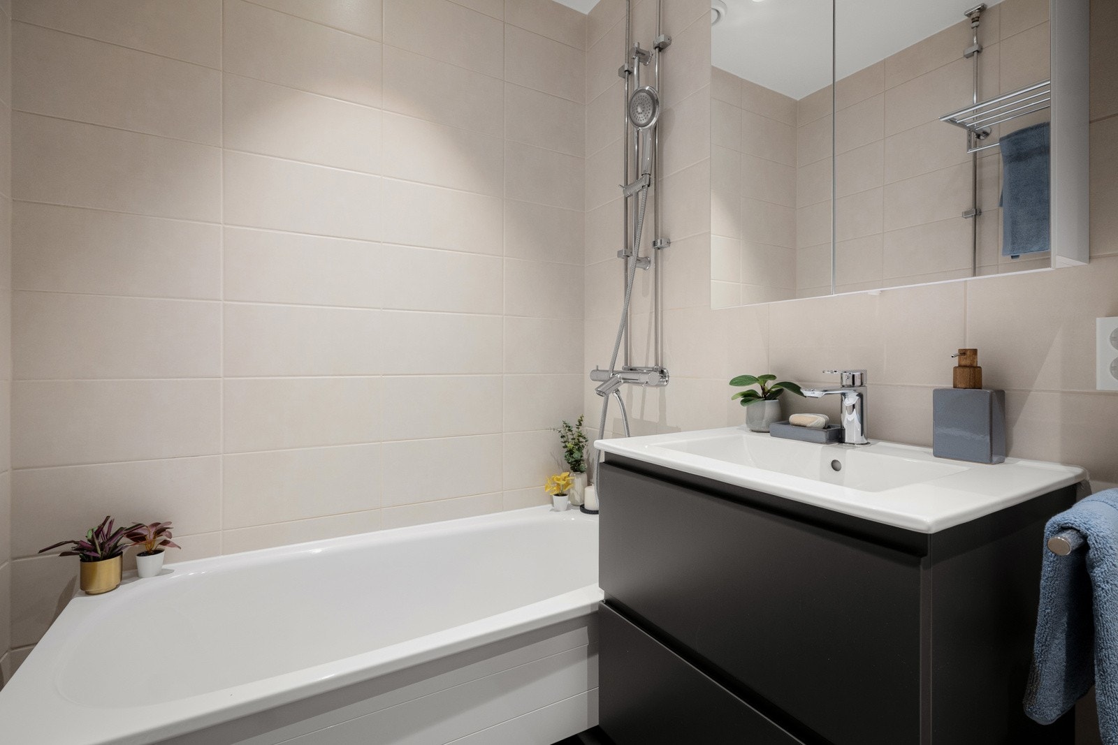 Baderommet har vegghengt servantinnredning med skuffer, speilskap, badekar, vegghengt toalett og opplegg for vaskemskin. Badekar kan enkelt tas ut og omvandles til dusjhjørne. Galleribilde