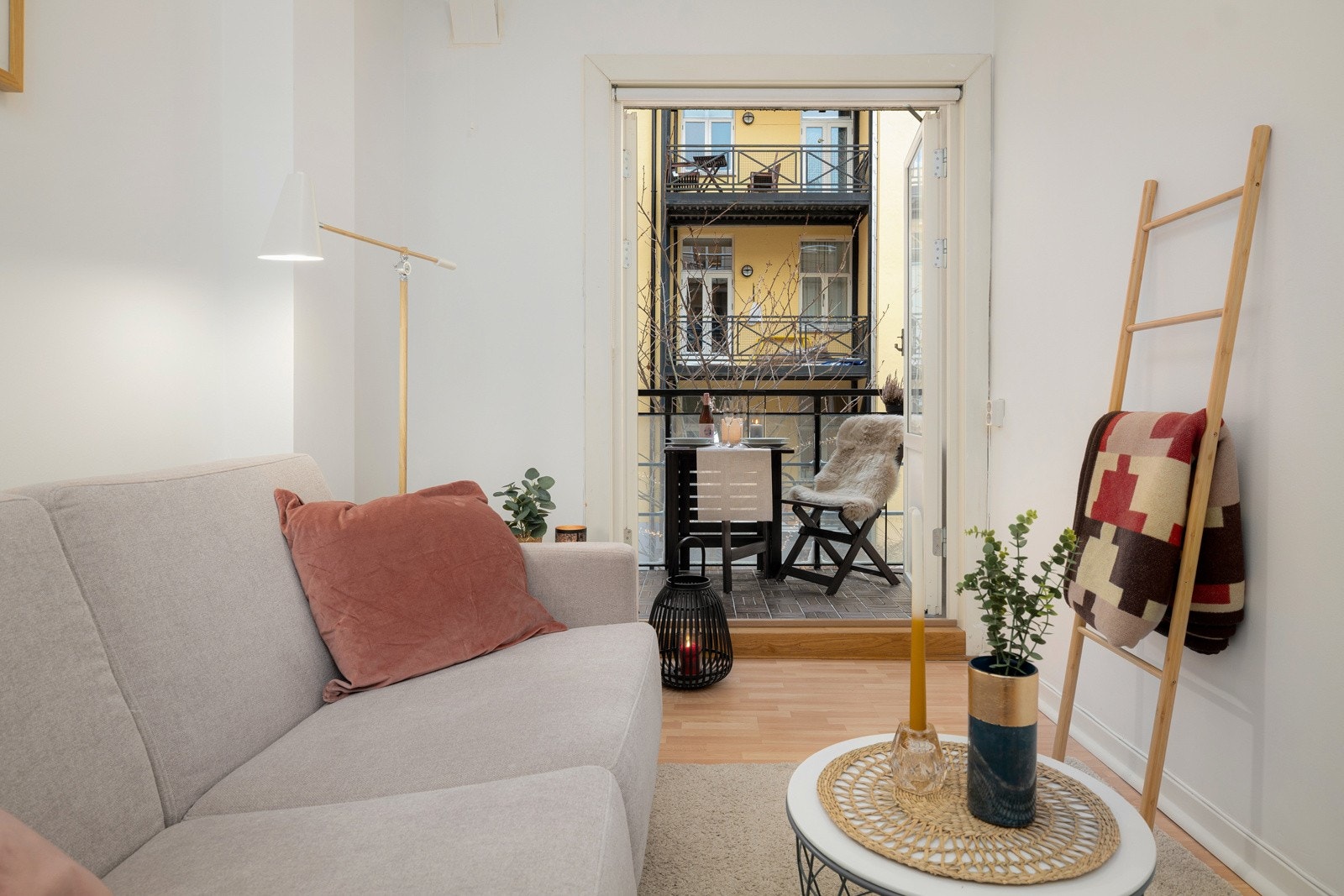 To av soverommene vender ut mot rolig bakgård, og det tredje vender ut mot rolig blindgate. Galleribilde