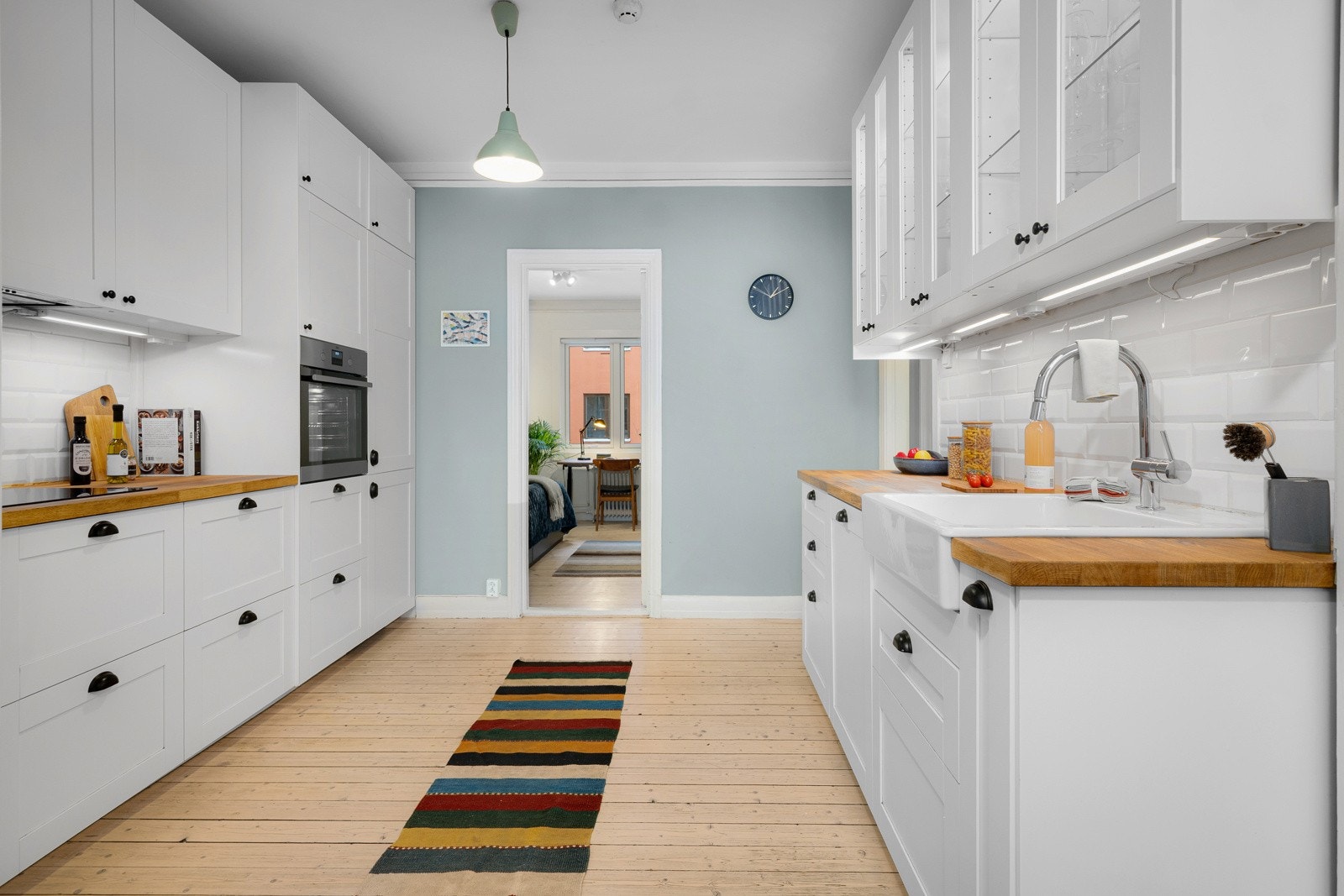 Leiligheten har et stilrent kjøkken med gode løsninger. Galleribilde