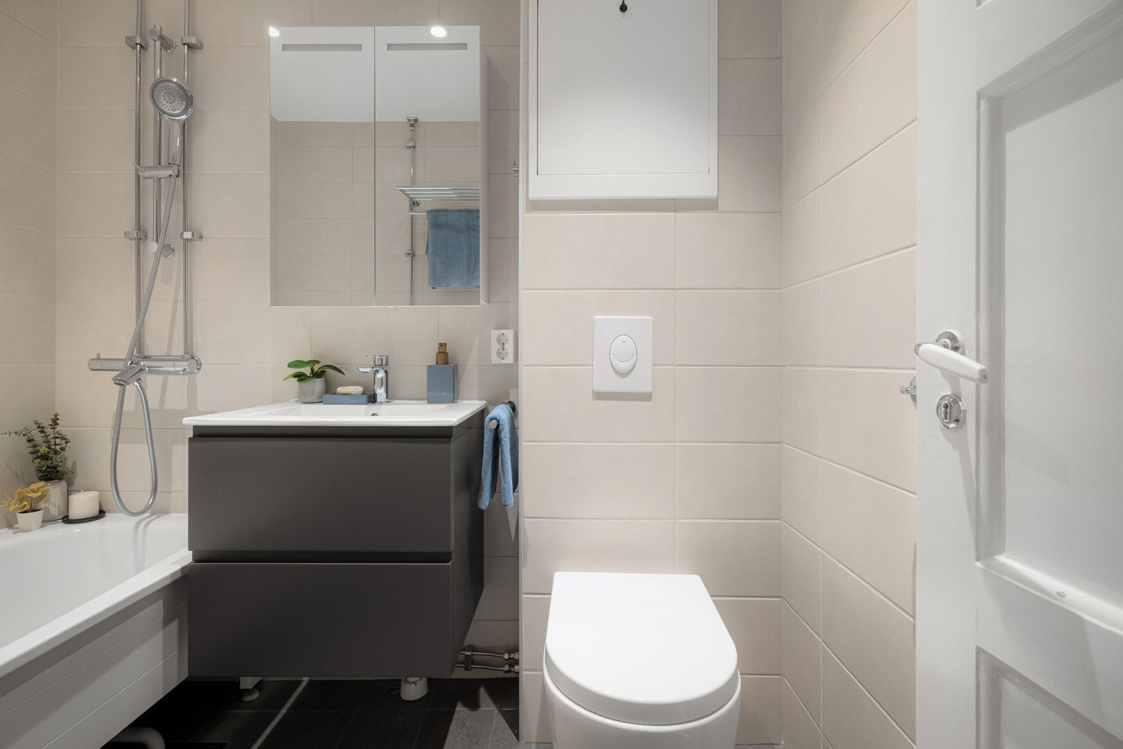 Leiligheten har et delikat og flislagt baderom med gulvvarme fra 2024. Galleribilde