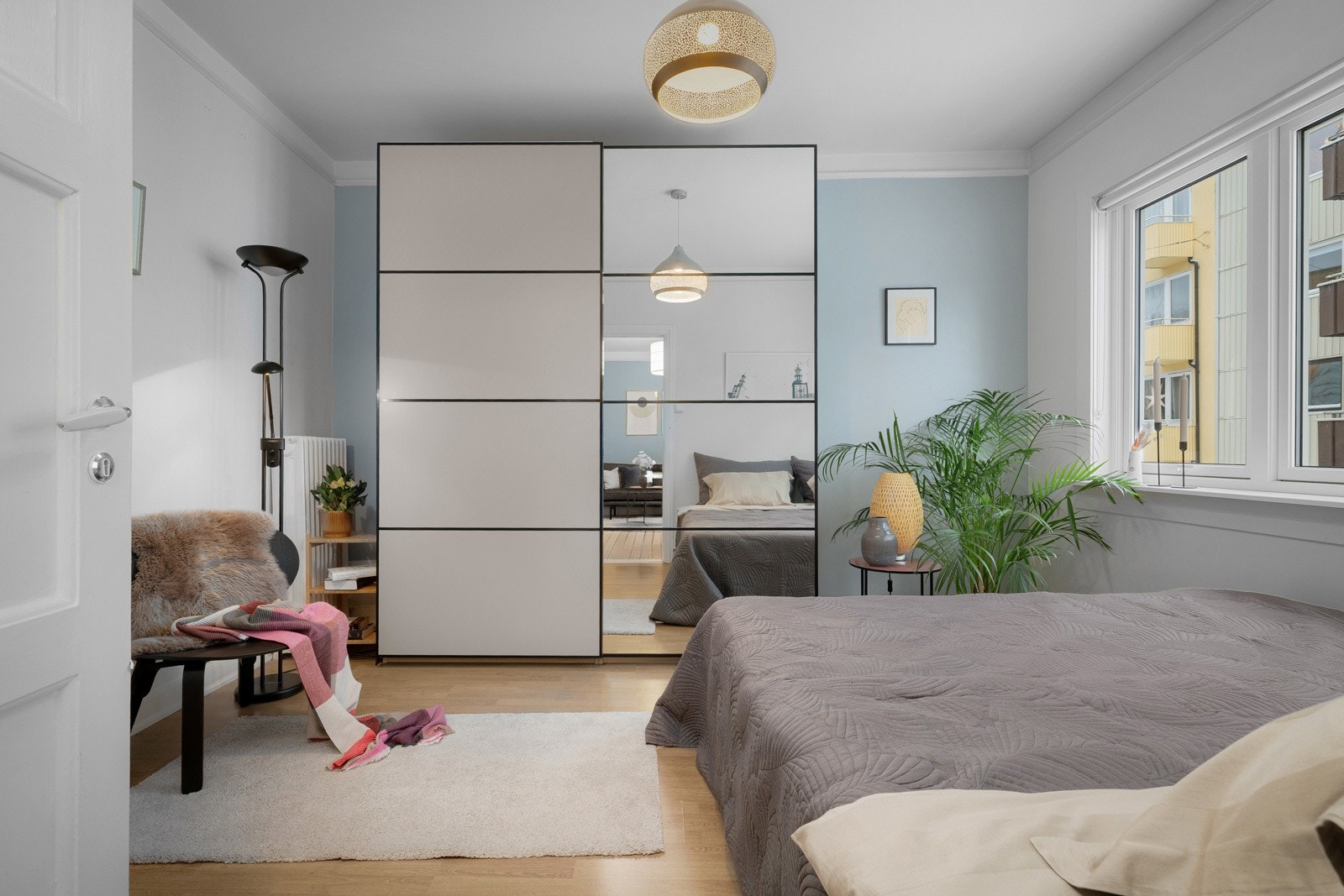 Alle soverommene har store vindusflater som gir rikelig med luft og lys. Galleribilde