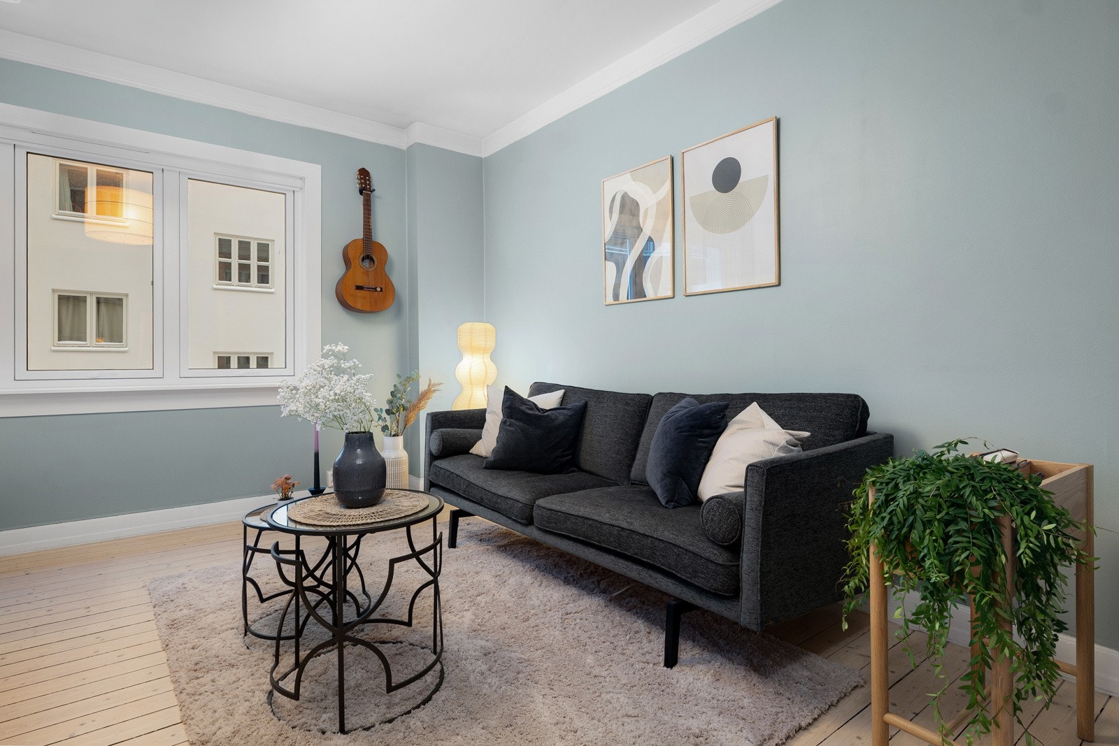 Store vindusflater slipper inn rikelig med naturlig lys, og skaper en god romfølelse. Galleribilde