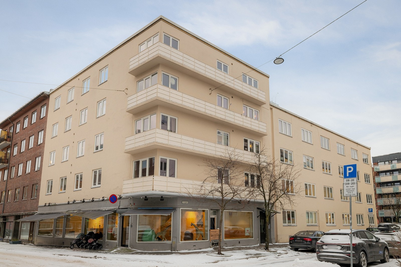 Leiligheten ligger i et stille og rolig område med sentral beliggenhet og umiddelbar nærhet til Tøyen Torg som byr på en rekke ulike restauranter, servicetilbud og gode kollektivmuligheter. Galleribilde