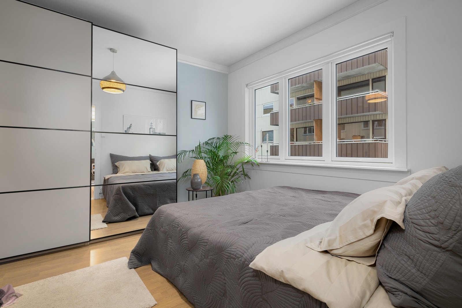 Hovedsoverommet er av god størrelse med plass til dobbeltseng, nattbord og garderobeskap. Galleribilde