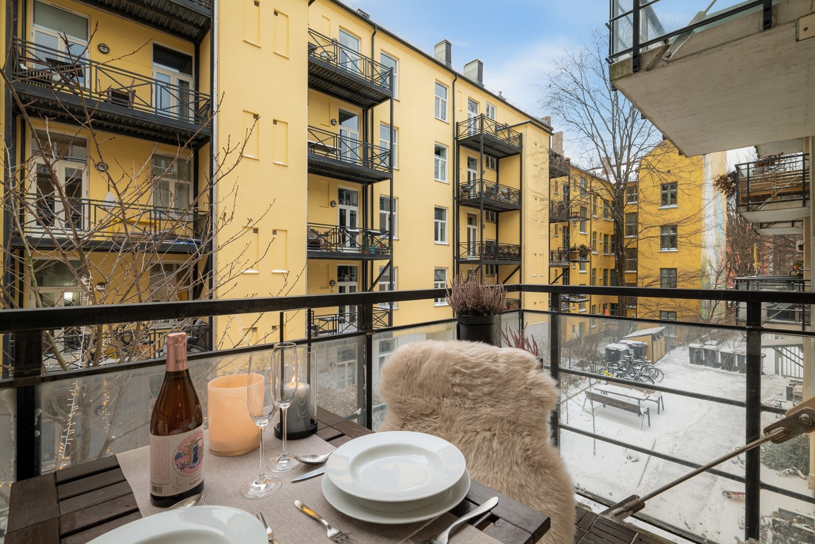 Balkongen er vendt mot hyggelig bakgård. Galleribilde