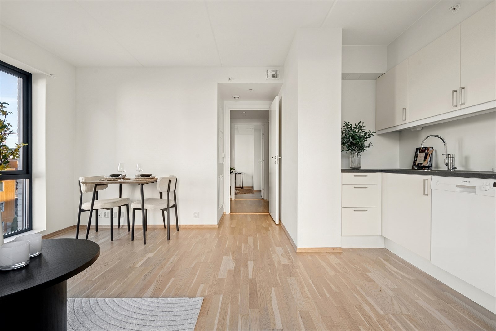 Kjøkken med hvitavarer som følger med Galleribilde