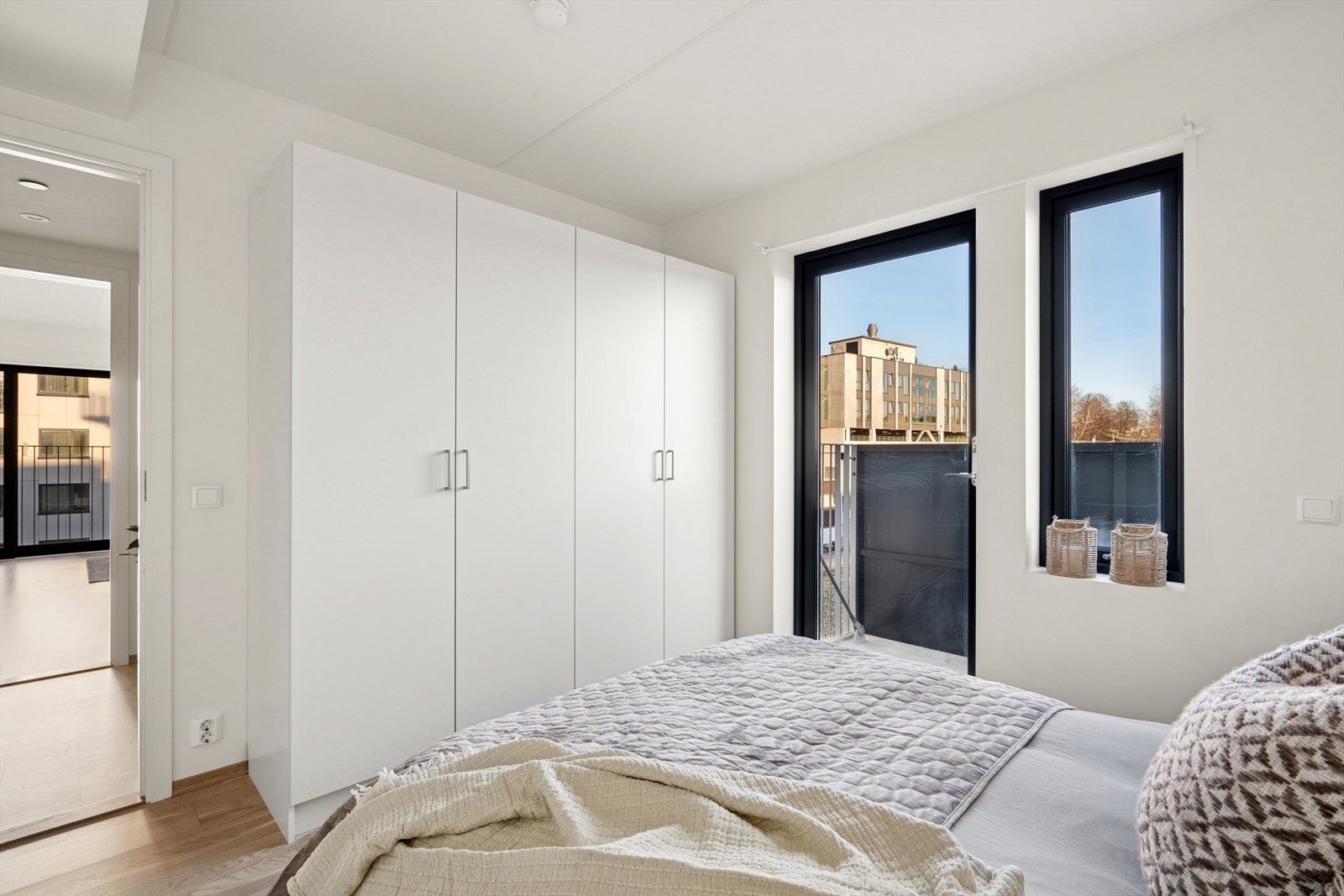 Garderobeskap medfølger Galleribilde