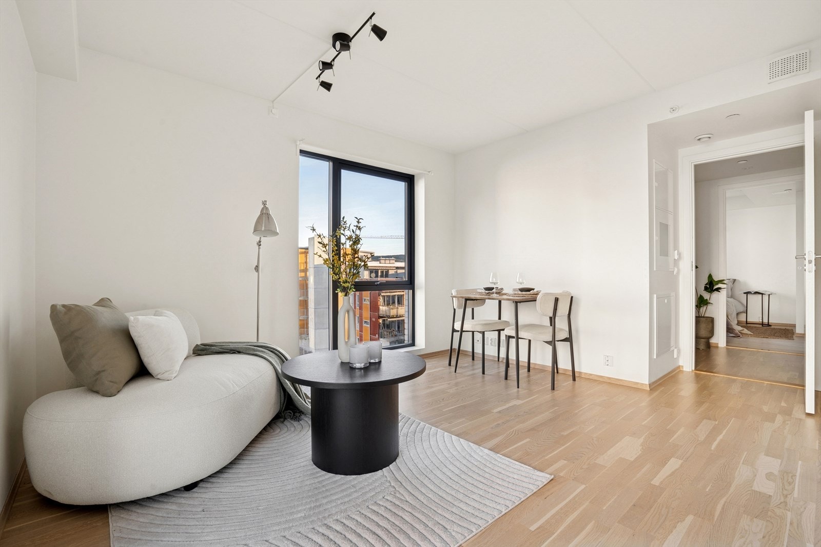 Stuen er lys og trivelig med store vinduer i to retninger Galleribilde