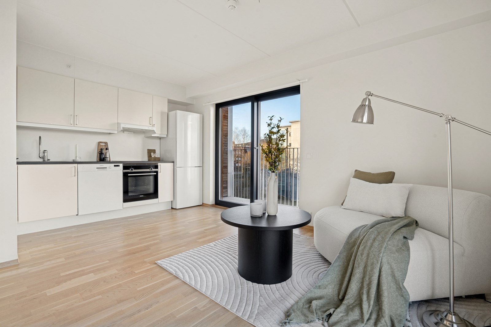 Utgang til balkong fra stuen og soverommet Galleribilde